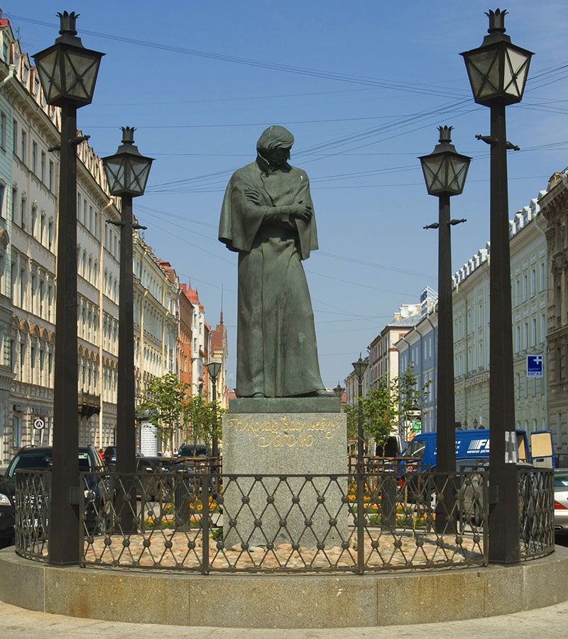 памятник Гоголю в Санкт-Петербурге